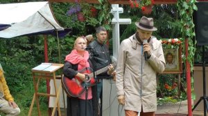 Поставьте памятник деревне
На Красной площади в Москве,
Там будут старые деревья,
Там будут яблоки в