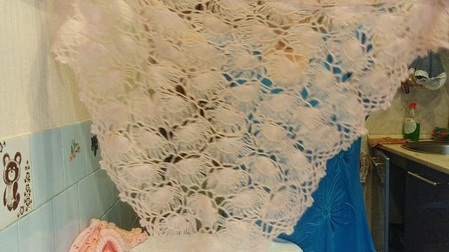 Связала шаль на вилке.