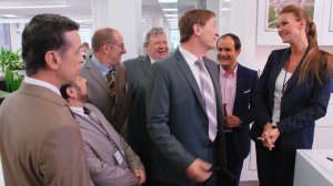 Братья по обмену. Новое правило насить бейджики на работе привело к курьезносу случаю