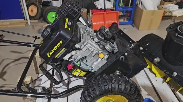 Как заменить ремень на снегоуборщике Champion смотреть онлайн