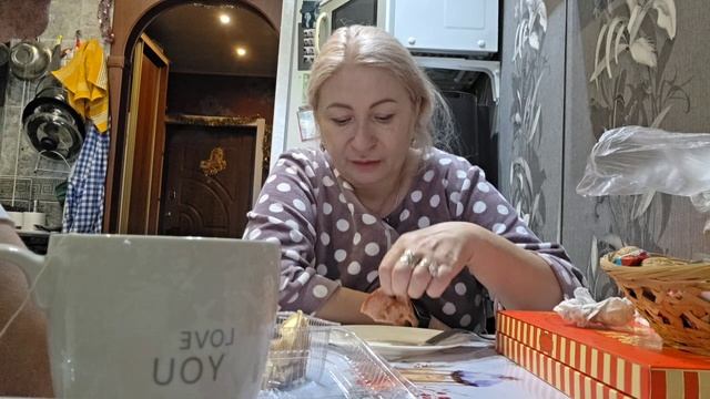 РАЗГОВОР ЗА ОБЕДОМ! МАКАРОШКИ С ПОДЛИВОЙ И ЖАРЕНОЙ КОЛБАСОЙ!ОПЯТЬ ЧИСТИЛА СНЕГ И КОЛОЛА ЛЕД! смотреть онлайн