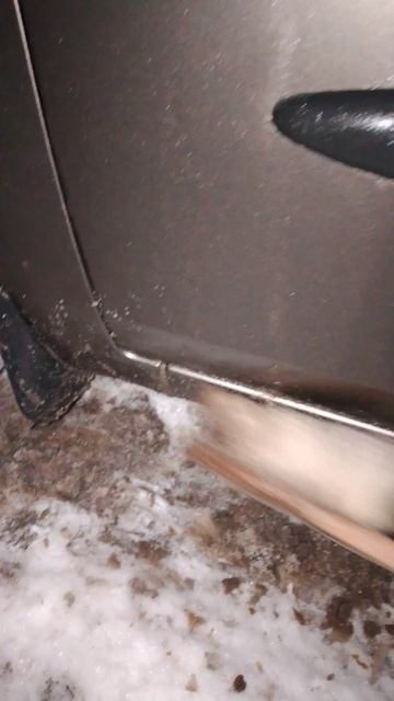 Очищаем налипший снег после поездки зимой в мороз смотреть онлайн