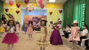 Песня-танец девочек "Я на мамочку похожей быть хочу" на День Матери, 8 Марта.