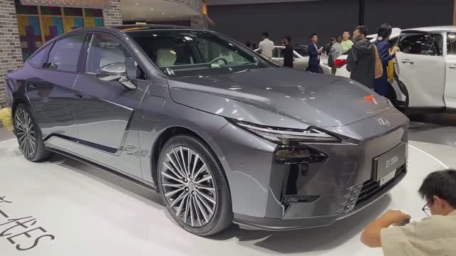 Lexus ES350e 2026 года смотреть онлайн