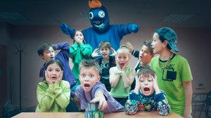 Блю из радужных друзей РОБЛОКС у нас в школе! 5я СЕРИЯ