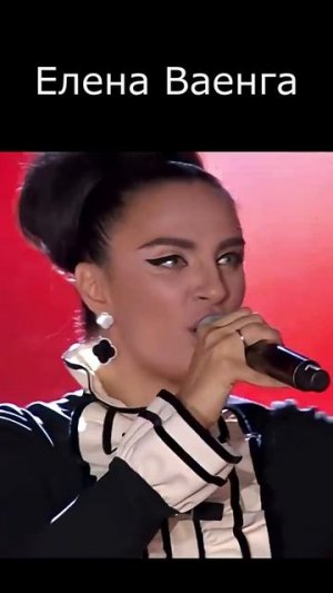 Елена Ваенга исполняет песню на концерте