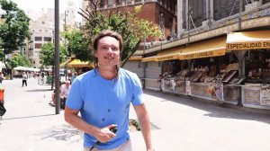 Кайфует от жизни)