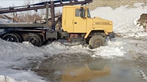 Завели КрАЗ после долгого простоя. Поехал с помощью экскаватора.