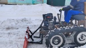 уборка снега самодельным гусеничным минитрактором.mp4