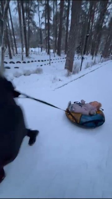 Дети. Любимые зимние развлечения детей.- катание на ватрушках. Санкт-Петербург. Гелиос-отель. смотреть онлайн