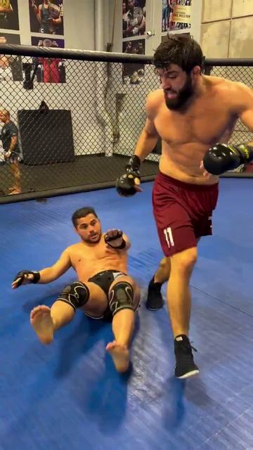 Арман Царукян нашел спарринг-партнера, чтобы помочь ему подготовиться к Илие Топурии 😅 смотреть онлайн