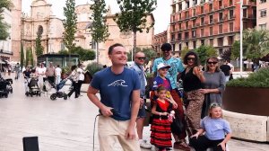 КОМАРОВО - Европейцы ушли в пляс - Иван спел Хит СССР на улице Европы