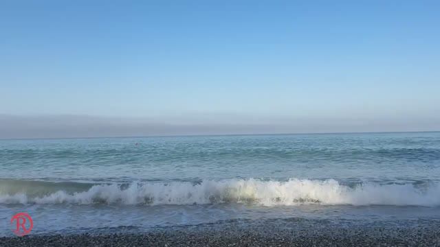 Огромная морская волна накатывает на берег. Морской прибой — величие, сила и покой!