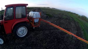 Обрабатываю глифосатом отросшую траву после фрезеровки на новом поле. Минитрактор с опрыскивателем.