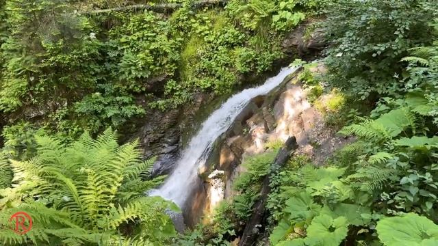 Очень красивый горный водопад!