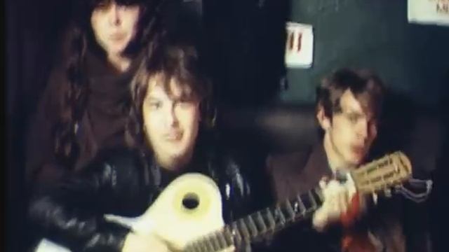 Александр Башлачёв и Виктор Цой с друзьями поют в котельной «Камчатка»