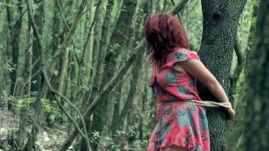 Тайга. Егерь спас двух девушек.