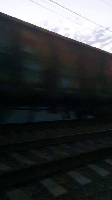 Проезд грузового поезда с полнушками смотреть онлайн
