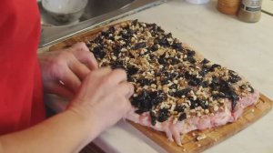 Закуска, которая украсит любой стол! Рулет из курицы с черносливом.