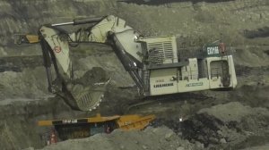 Экскаватор Liebherr R9350 в действии в сочетании с самосвалами Komatsu HD785 и Caterpillar 777