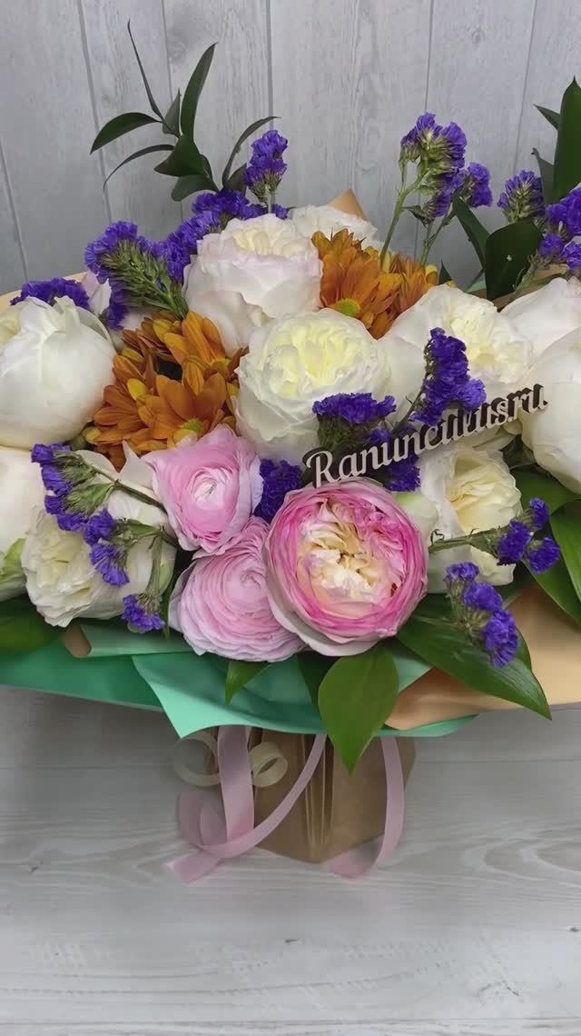 Букет из белых пионовидных роз и ранункулюсов смотреть онлайн