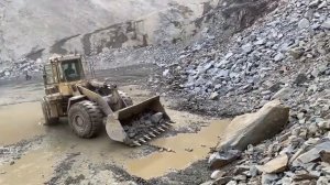 Мощный самосвал Caterpillar 966E vs. 966E перегружен. Погрузчик тяжелой техники💥🔥