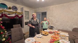 Отвечаю на вопросы про Москву.  Ждём  гостей готовлю и накрываю  стол.