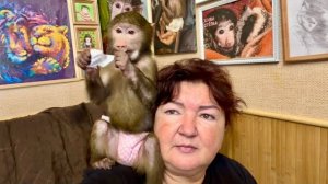 Анфиса такая доставучая, от нее никому не спрятаться не скрыться😁!