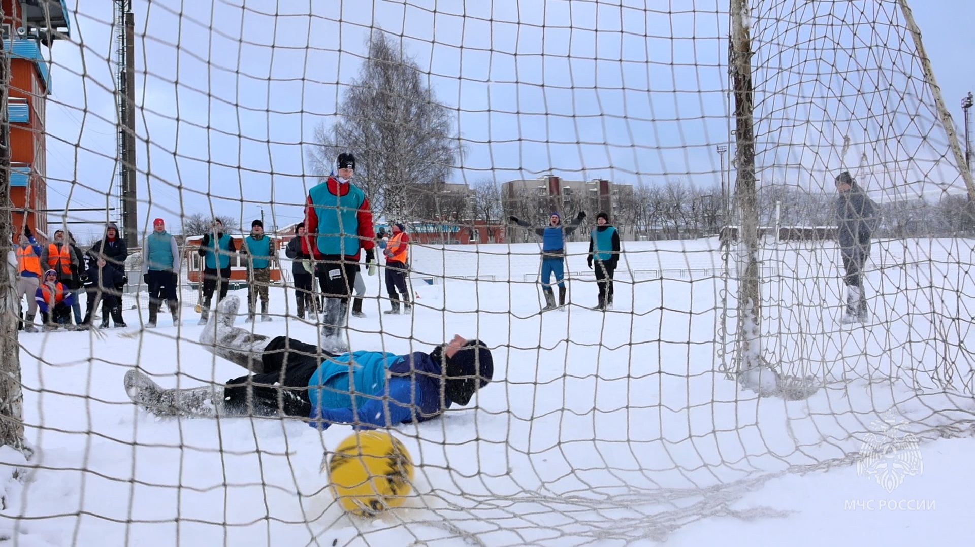 Валенкобол на «Прометее»: кировские спасатели провели новогодний турнир смотреть онлайн