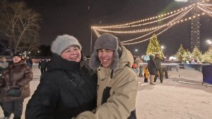 Попали на Рождественские  гулянья/ каток и красивый парк/Заехали  перекусить.