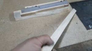 сделал кондуктор для сверления отверстий в боковых планах, гнездовых рамок.