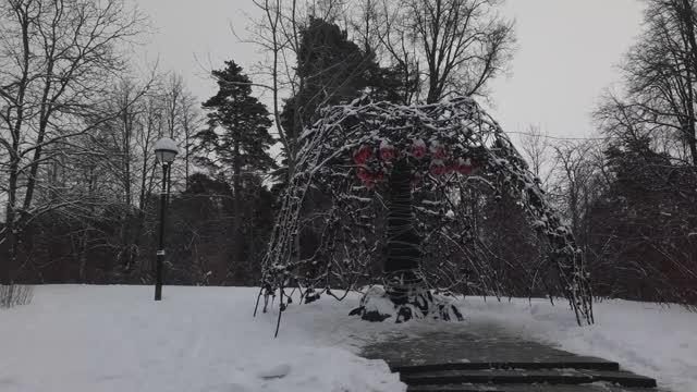 Санкт- Петербург. Зеленогорск, Храм Иконы Божьей Матери. Свадебное дерево с "замочками любви". смотреть онлайн