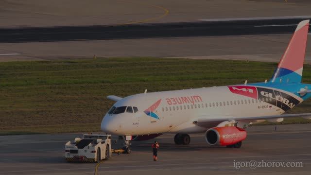 Суперджет 100 авиакомпании Азимут готовят к вылету из аэропорта Сочи.