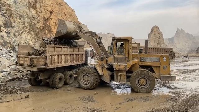Самый большой камень 😳 Мощный Caterpillar 966 погрузили на самосвал 🗯️ смотреть онлайн