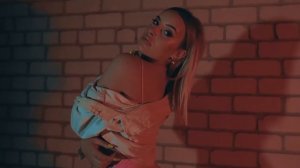 1000010817.mp4.  " стоп , стоп музыка , вот эта девушка...