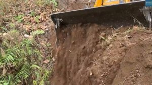 Горная деревня, соединяющая дорогу через джунгли-Ремонт экскаватором JCB