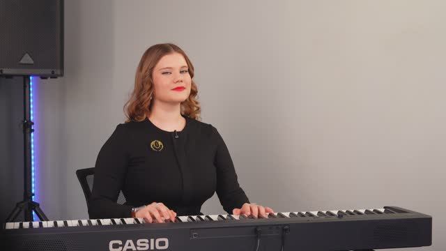 Тренер по вокалу для детей и взрослых Дина Марченко гориз.