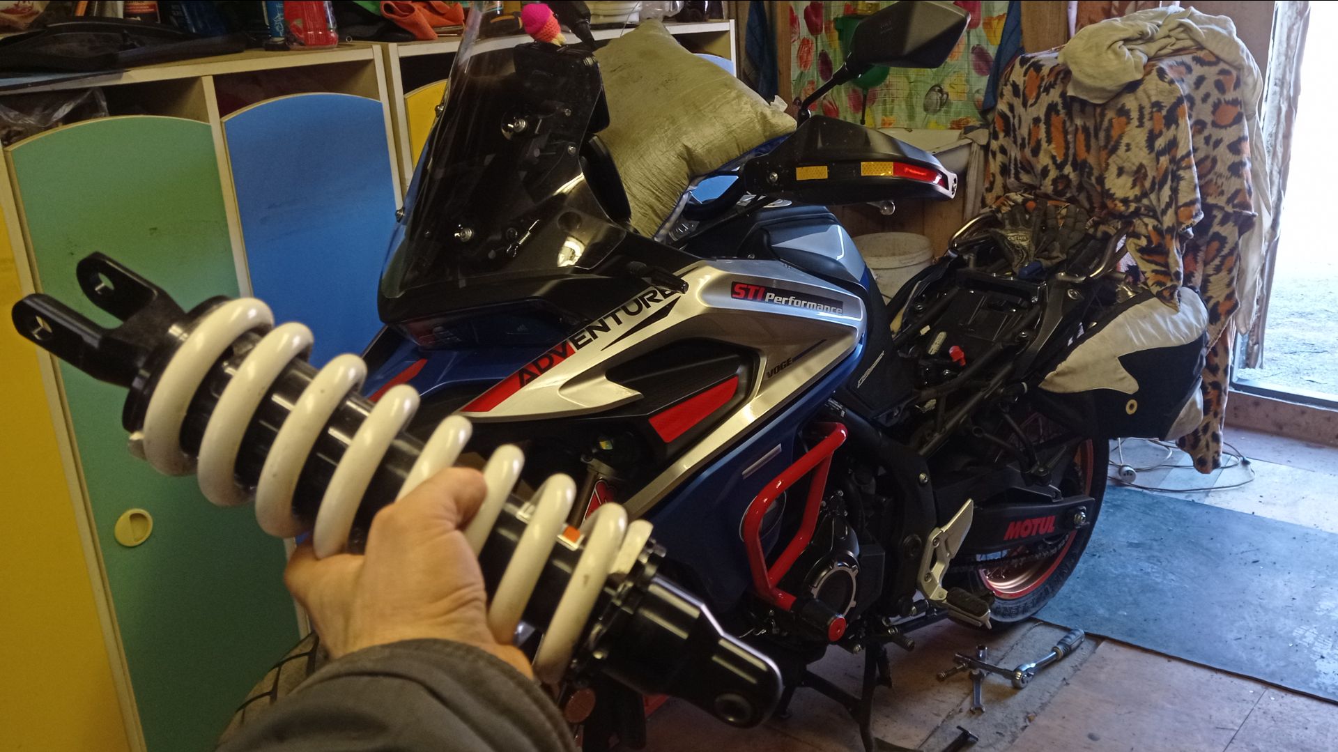 VOGE 525 DSX. РЕГУЛИРОВКА ЗАДНЕГО АМОРТИЗАТОРА.