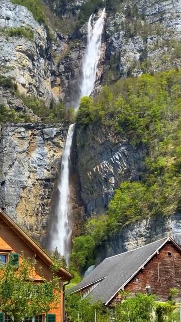 Водопад Зееренбахфелле на озере Валензе в Швейцарии смотреть онлайн