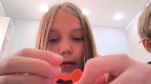 распаковка трёх Киндеров