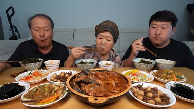 Корейские домашние блюдо с выдержанной КИМЧИ, скумбрия и соевые яйца МУКБАНГ смотреть онлайн