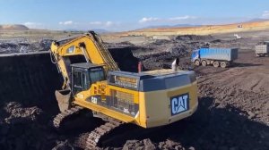 Экскаватор Caterpillar 365C Загружает уголь на 4-осные самосвалы |