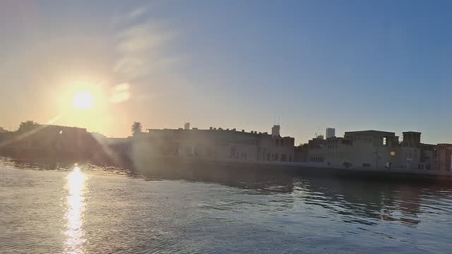 Арабские Эмираты. Водная прогулка из Дубай в Шарджу на пароме за 35 минут и 15 дирхам. На закате. смотреть онлайн