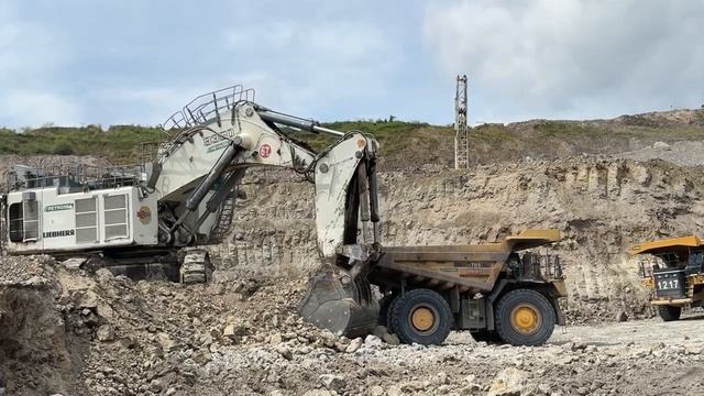 Большой экскаватор Liebherr R9350 в действии смотреть онлайн