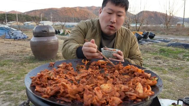 Обжаренная свинина с Маминым вкусным КИМЧИ смотреть онлайн