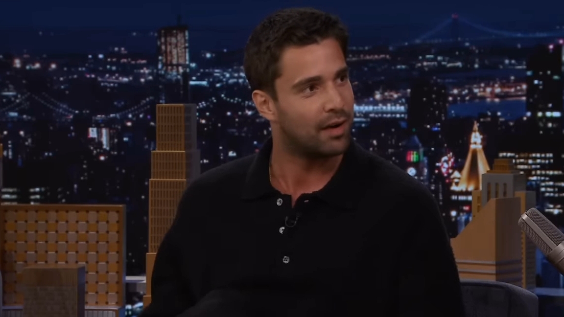 Юэн Митчелл рассказывает о съёмках обнажённых сцен с Эймондом Таргариеном и полётах на драконах смотреть онлайн