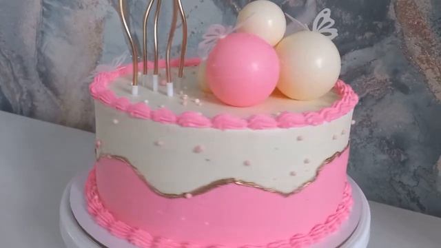 Торт с шарами и свечами.