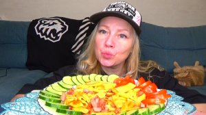 Мукбанг макароны с жареной колбасой, овощи.  Еда.