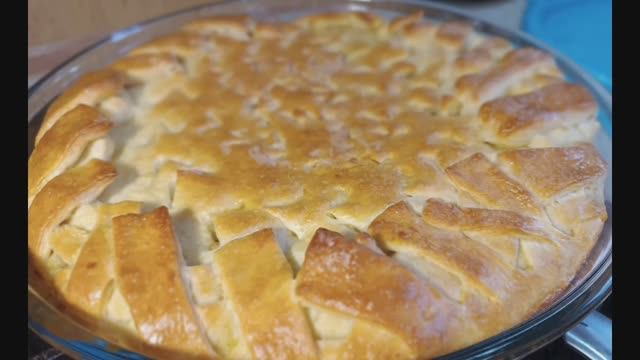 Пирог из капусты и мяса. Ватрушки с большим количеством творога.