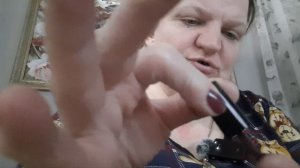 ногти крашу и смотрю бравенькую